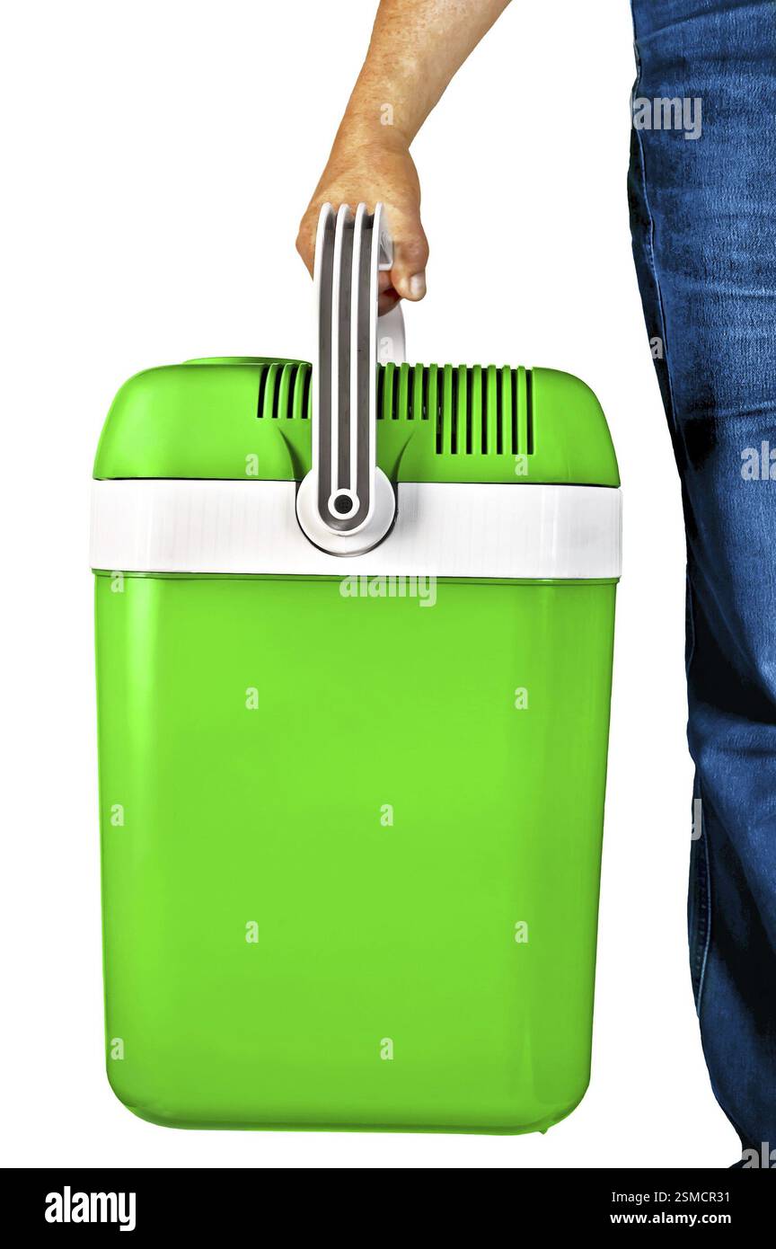 Vert une petite glacière portable pour voyager dans les mains d'un homme isolé sur fond blanc Banque D'Images