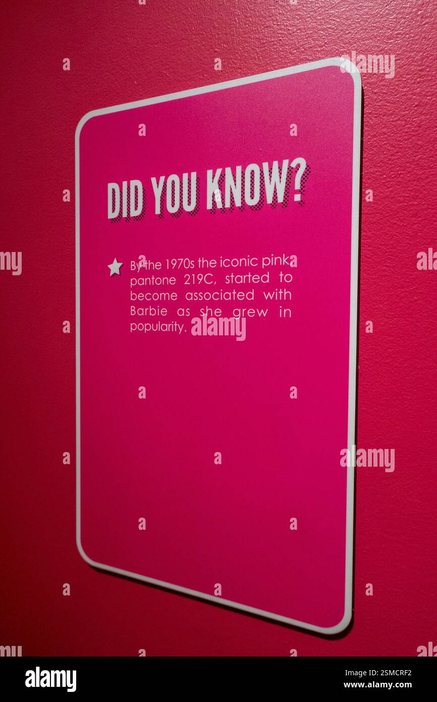 Exposition « Barbie : une icône culturelle » au Museum of Arts and Design à Columbus Circle, New York City, USA 2025 Banque D'Images