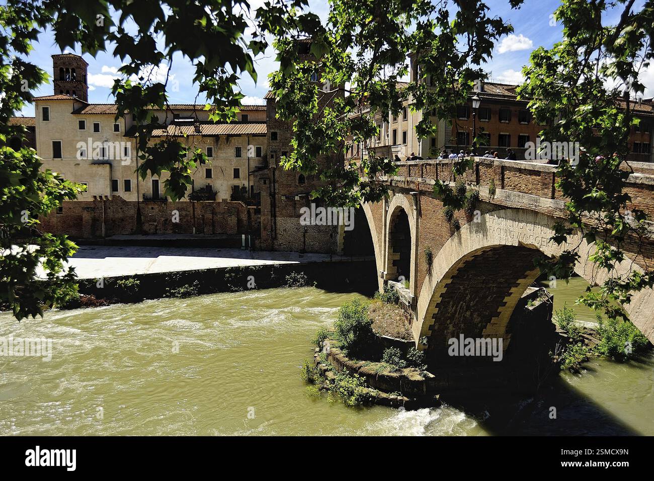 Une photo de l'un des ponts de Rome Banque D'Images