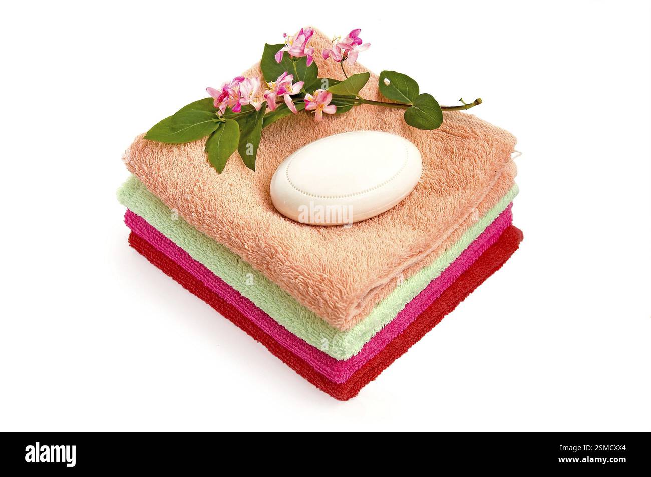 Savon blanc, une branche avec des fleurs roses et des feuilles vertes, un tas de serviettes sur fond blanc, Russie, Europe Banque D'Images