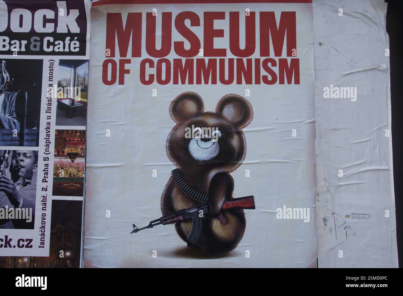 Affiche. Musée du communisme. Ours tenant un AK-47. Symbole de l'oppression soviétique. Rappel des dangers des régimes totalitaires. République tchèque. Banque D'Images
