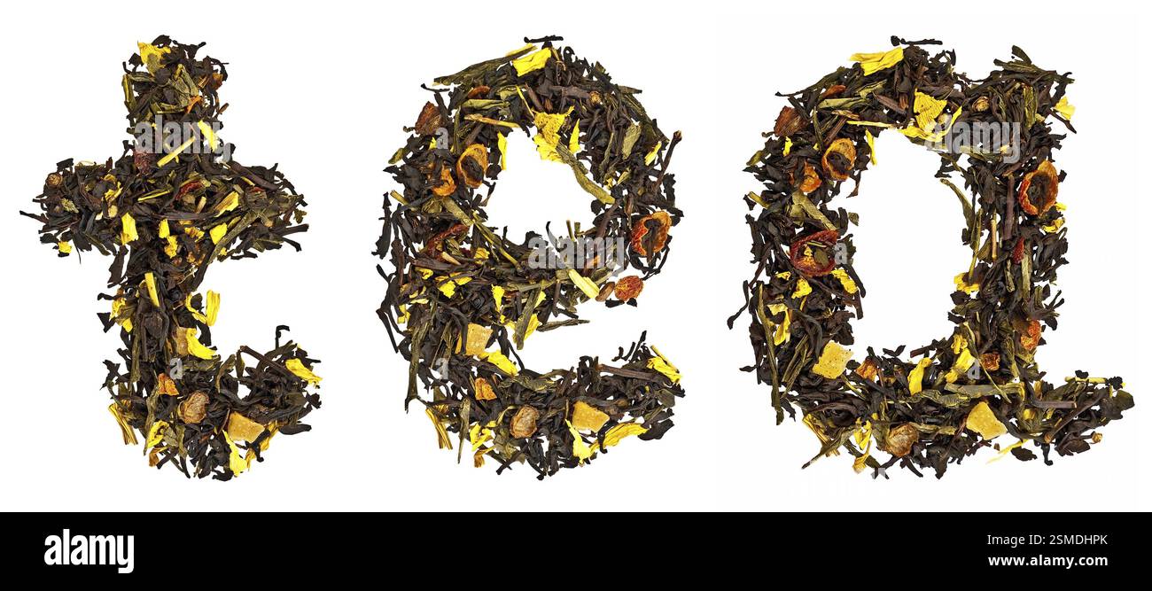 Le mot TEA provient d'un mélange de poudre de thé noir et vert avec des pétales de tournesol, de rose, de hanches roses et de papaye isolés sur fond blanc Banque D'Images