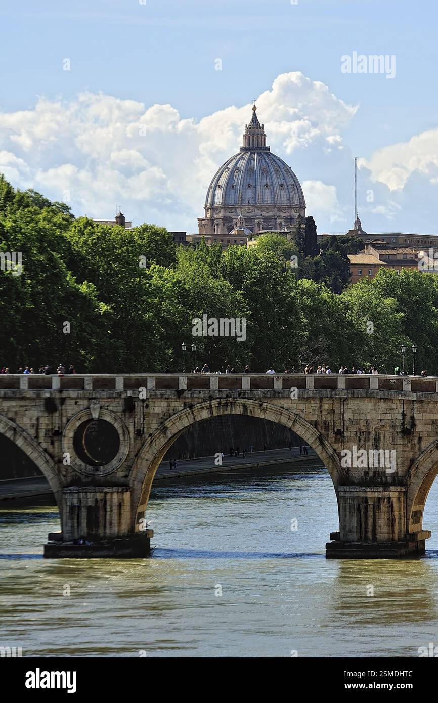Une photo de l'un des ponts de Rome Banque D'Images