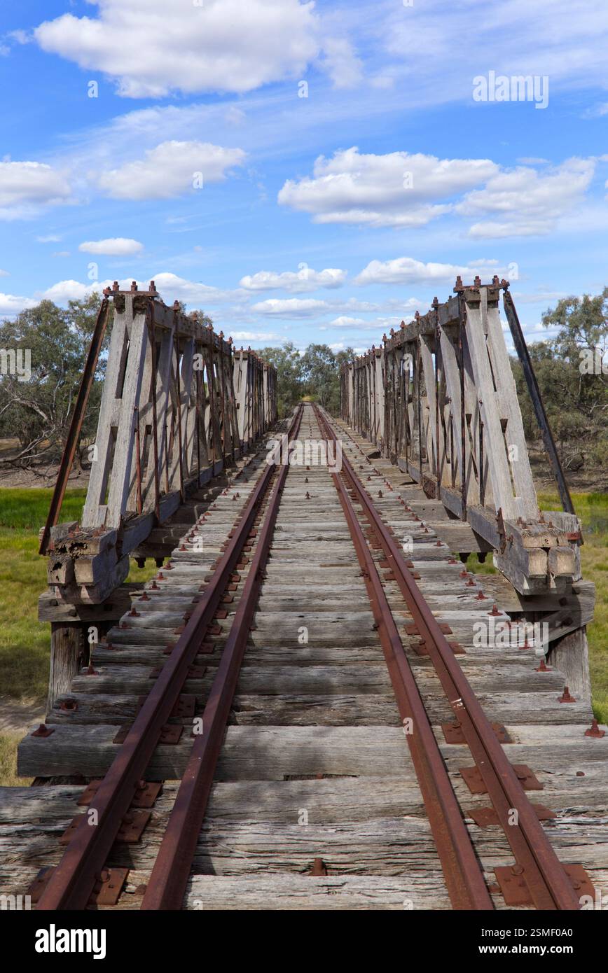 Le pont ferroviaire de Two Mile Creek est l'un des trois derniers ponts ferroviaires de Howe à Truss, les autres étant à Canowindra et Menah. Walgett ne Banque D'Images