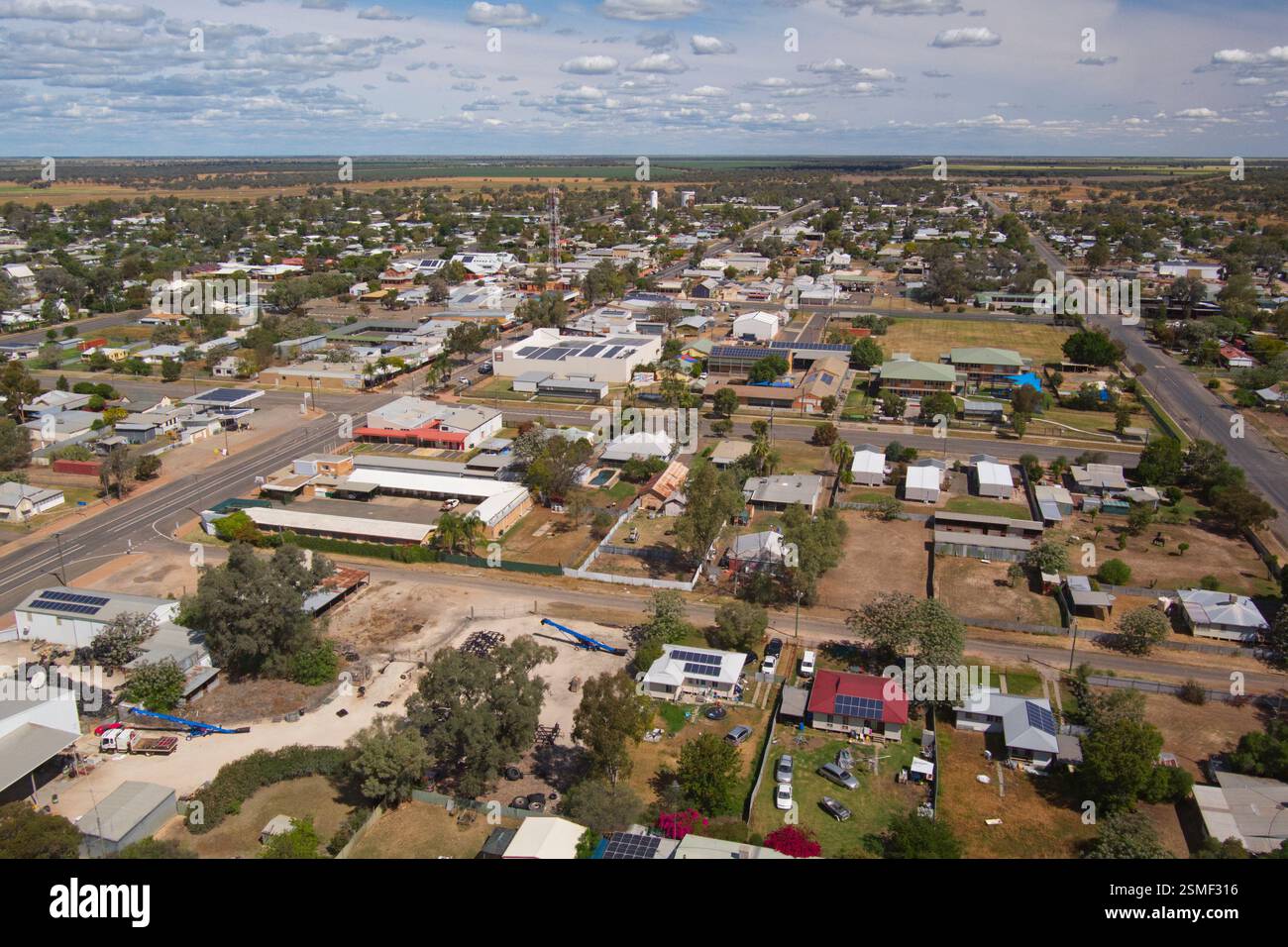 Vue aérienne de la ville de Walgett, située en Nouvelle-Galles du Sud, Australie. La ville est caractérisée par une disposition en forme de grille avec des rues qui courent parall Banque D'Images