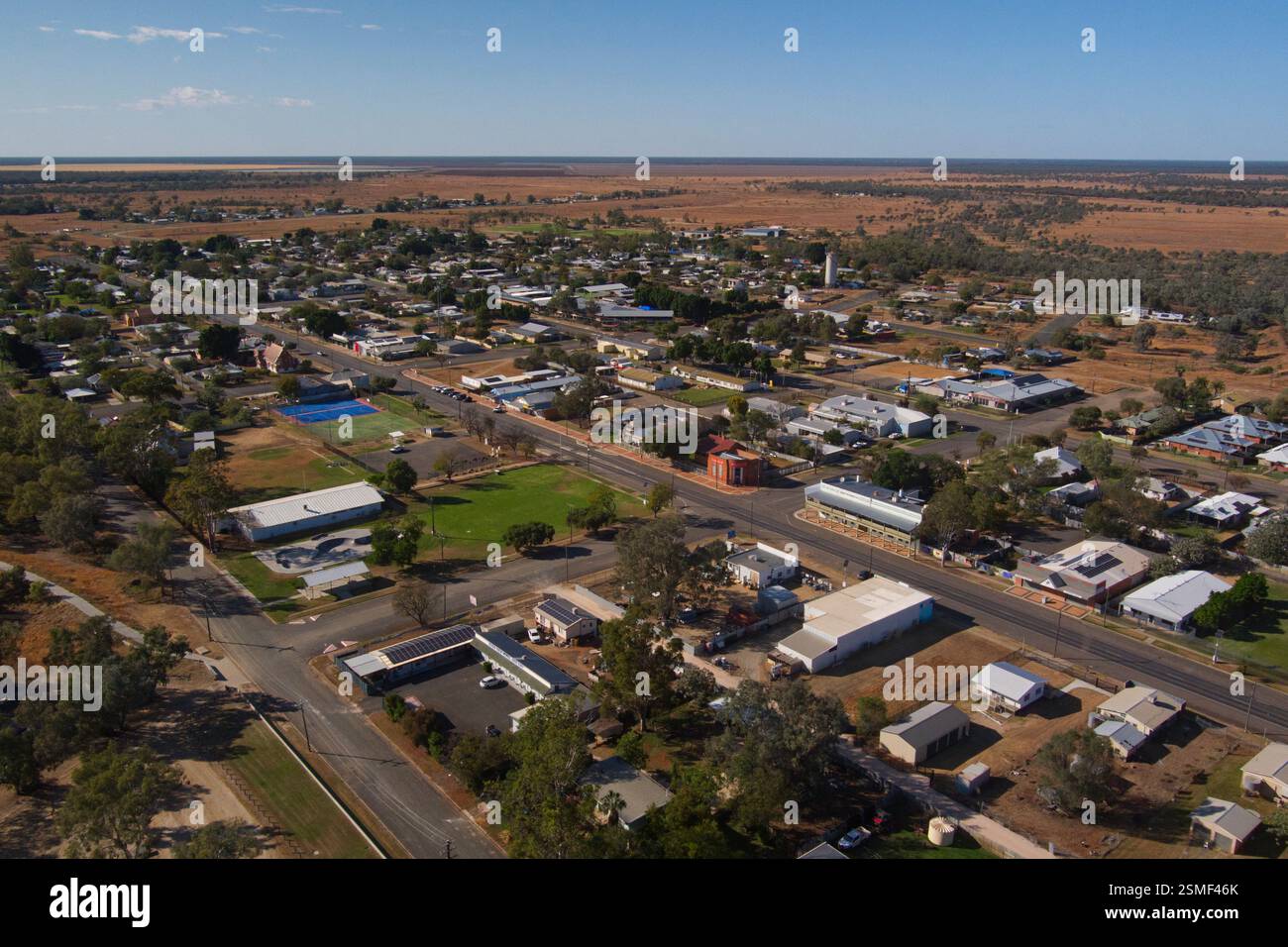 Une vue imprenable sur une ville de Nouvelle-Galles du Sud, Australie. La ville est caractérisée par une disposition en forme de grille de rues et de bâtiments, avec un mélange de RES Banque D'Images