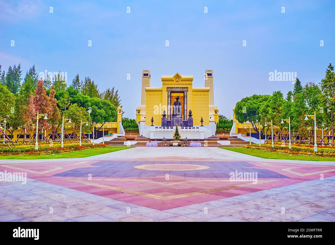 La petite place avec un parc et le Monument au Roi Rama I dans le district de Phra Nakhon de Bangkok, en Thaïlande Banque D'Images