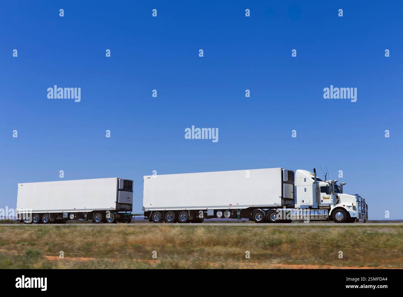 Long Nose Un semi-remorque double transportant des bananes sur l'interstate le long de la Barrier Highway en Nouvelle-Galles du Sud, Australie Banque D'Images