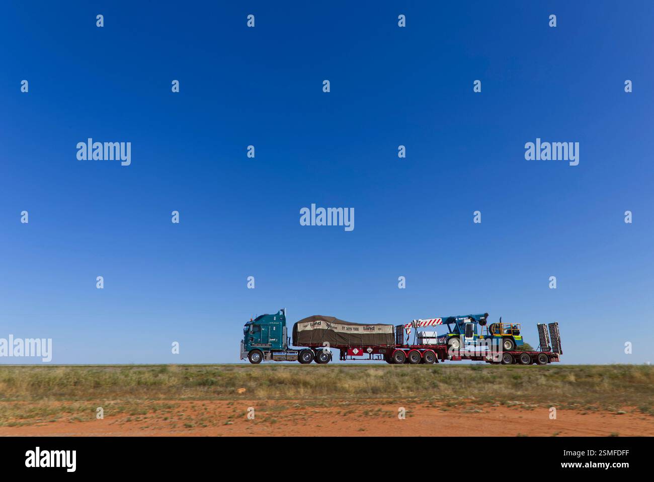 B double fret transportant un camion inter-états à chargement mixte sur la Barrier Highway entre Wilcannia et Broken Hill Nouvelle-Galles du Sud Australie Banque D'Images