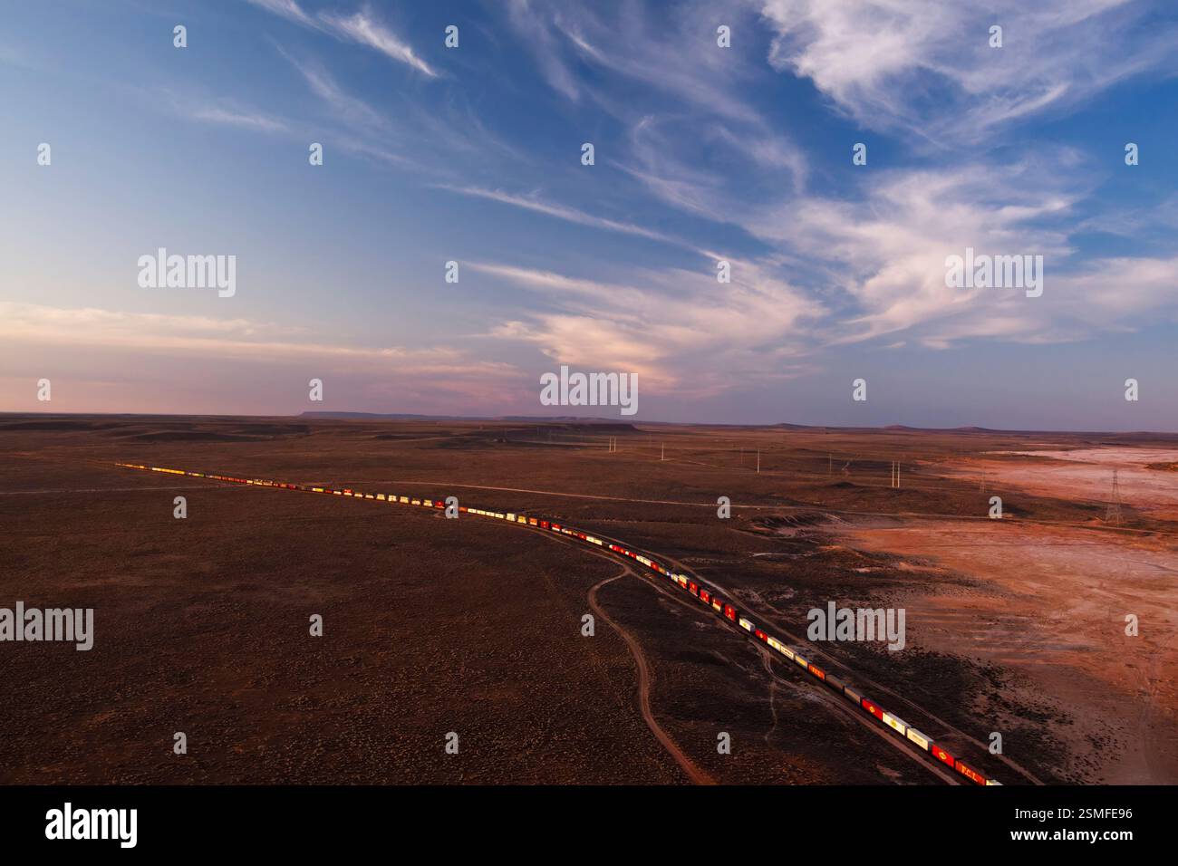 Train de fret intermodal de transport de conteneurs aérien à destination de Darwin depuis Port Augusta, Australie méridionale Banque D'Images