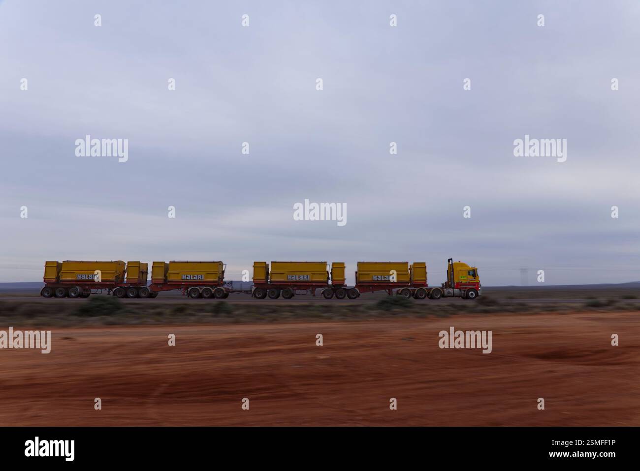 Vue latérale du train routier de vraquier tractant quatre remorques le long de la Stuart Highway South Australia Banque D'Images