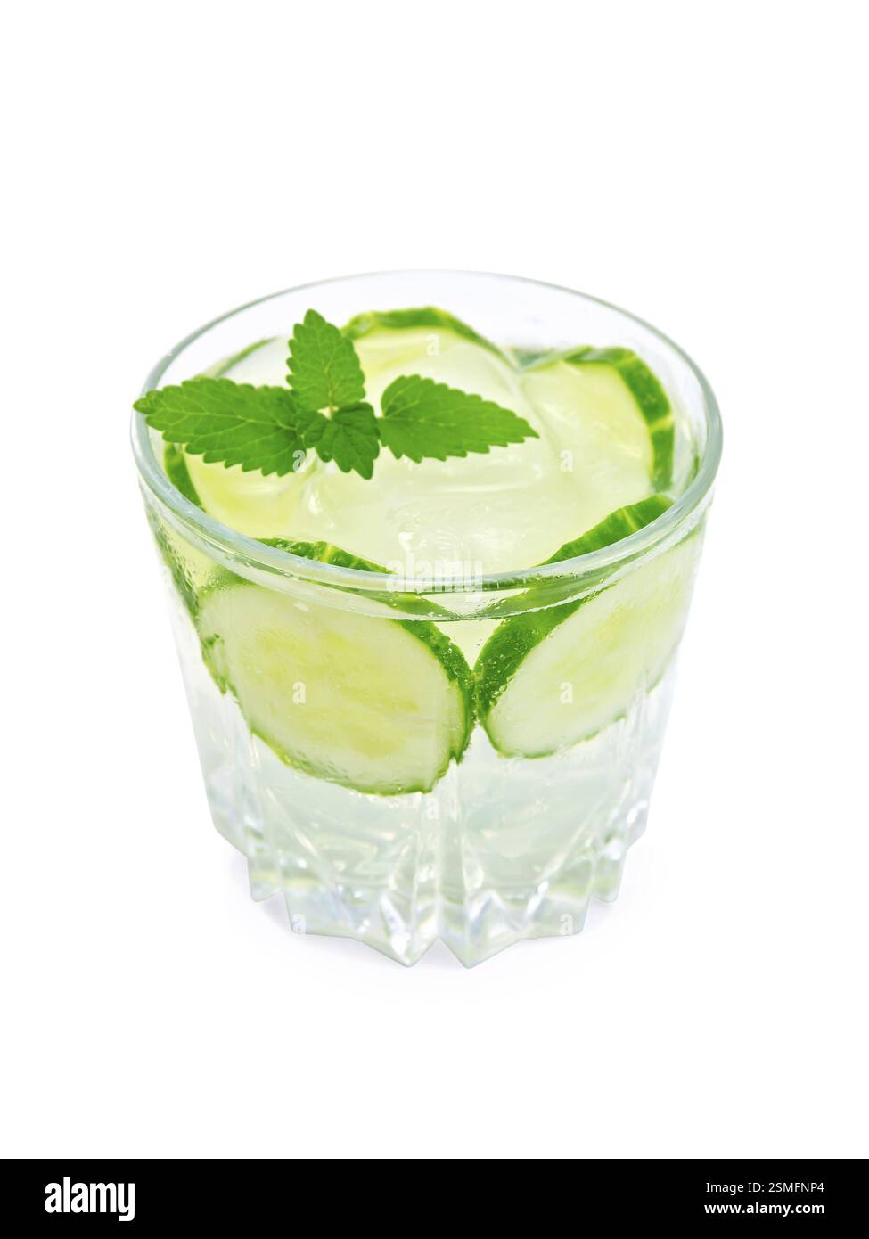 La limonade avec le concombre et la menthe dans un verre isolé sur fond blanc Banque D'Images