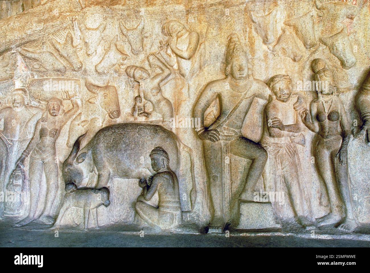 Énorme bas-relief dans le hall mandapa de Krishna soulevant la colline Govardhana, Mahabalipuram, Tamil Nadu, Inde, Asie Banque D'Images