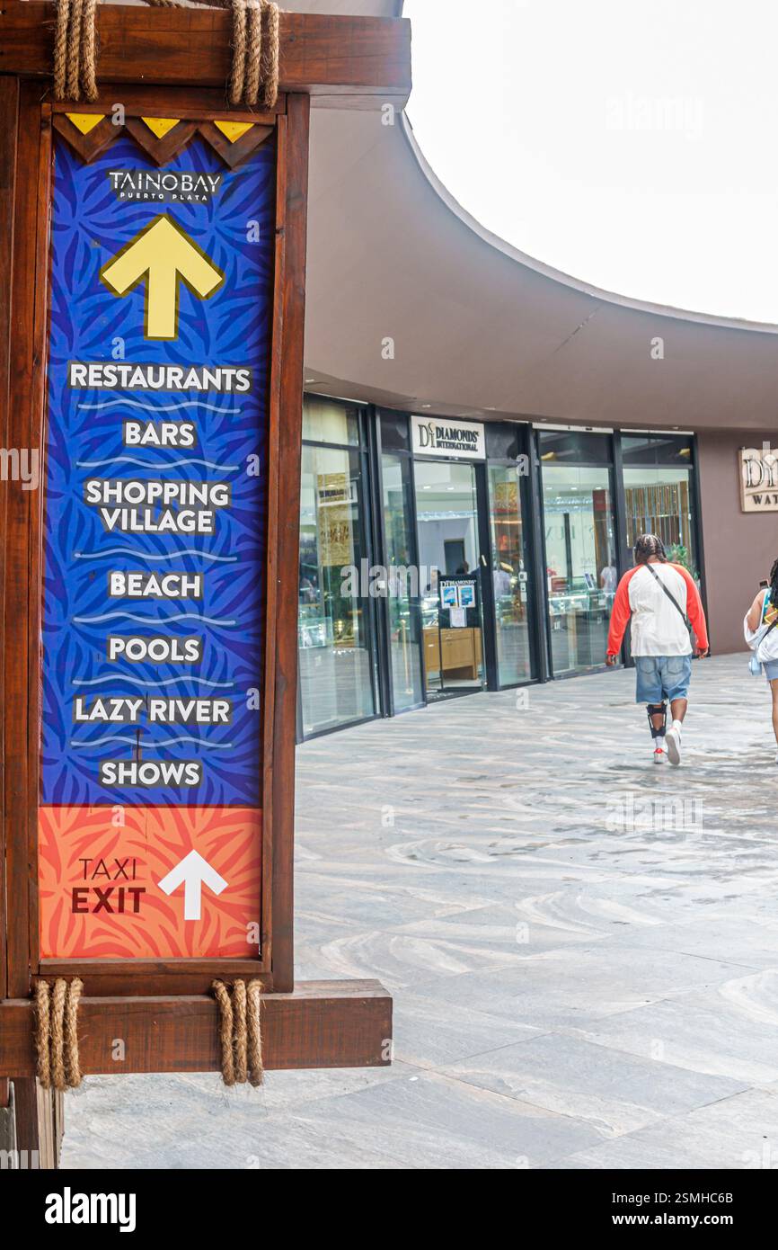 San Felipe de Puerto Plata République dominicaine, port de la baie de Taino, village commerçant, flèches de signe directions, restaurants bars village commerçant, piscines de plage laz Banque D'Images