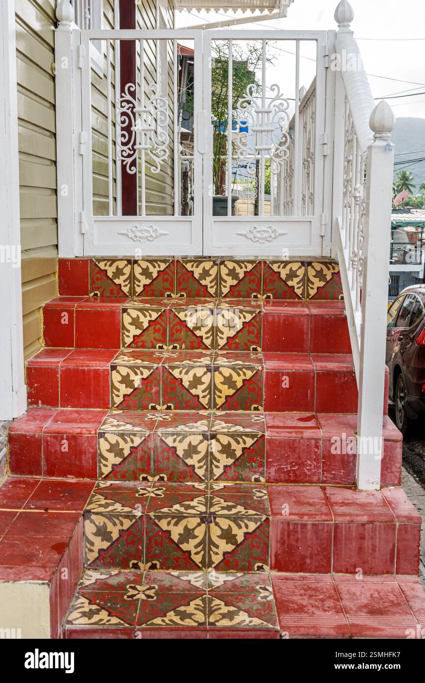 San Felipe de Puerto Plata République dominicaine, près de Calle Beller, escalier carrelé traditionnel, carreaux décoratifs rouges à motifs, porte en fer forgé blanc, arc Banque D'Images