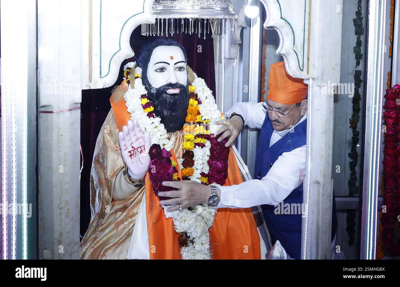 New Delhi, Inde. 12 février 2025. NEW DELHI, INDE - 12 FÉVRIER : le président national du BJP et le ministre syndical de la santé J.P. Nadda offrent des prières au Shri Guru Ravidas Vishram Dham Mandir Trust à l'occasion du Guru Ravidas Jayanti à Karol Bagh le 12 février 2025 à New Delhi, Inde. (Photo de Sonu Mehta/Hindustan Times/Sipa USA) crédit : Sipa USA/Alamy Live News Banque D'Images