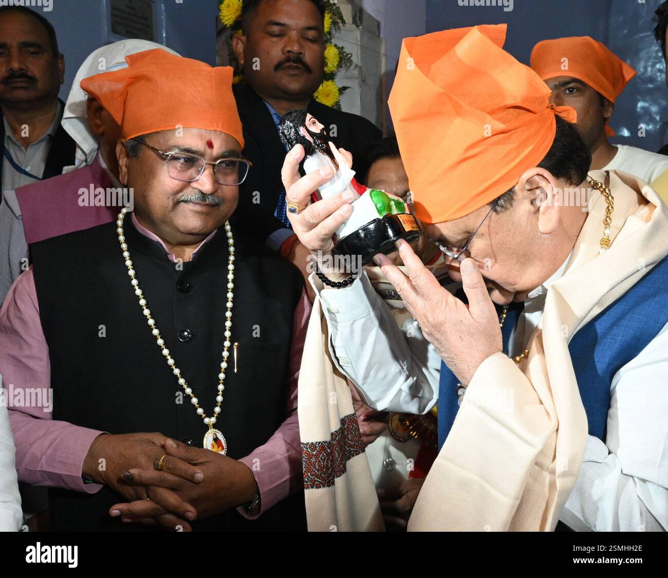 New Delhi, Inde. 12 février 2025. NEW DELHI, INDE - 12 FÉVRIER : le président national du BJP et le ministre syndical de la santé J.P. Nadda offrent des prières au Shri Guru Ravidas Vishram Dham Mandir Trust à l'occasion du Guru Ravidas Jayanti à Karol Bagh le 12 février 2025 à New Delhi, Inde. (Photo de Sonu Mehta/Hindustan Times/Sipa USA) crédit : Sipa USA/Alamy Live News Banque D'Images