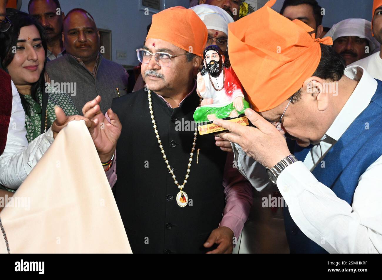 New Delhi, Inde. 12 février 2025. NEW DELHI, INDE - 12 FÉVRIER : le président national du BJP et le ministre syndical de la santé J.P. Nadda offrent des prières au Shri Guru Ravidas Vishram Dham Mandir Trust à l'occasion du Guru Ravidas Jayanti à Karol Bagh le 12 février 2025 à New Delhi, Inde. (Photo de Sonu Mehta/Hindustan Times/Sipa USA) crédit : Sipa USA/Alamy Live News Banque D'Images