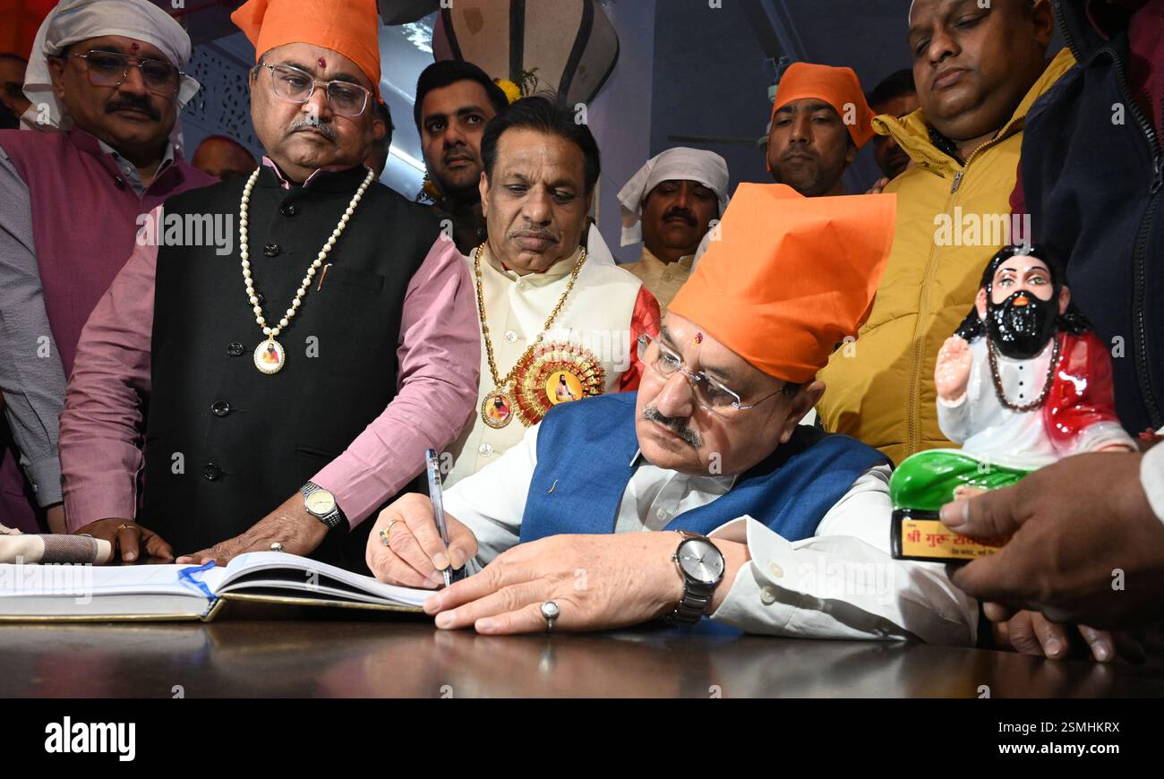 New Delhi, Inde. 12 février 2025. NEW DELHI, INDE - 12 FÉVRIER : le président national du BJP et le ministre syndical de la santé J.P. Nadda offrent des prières au Shri Guru Ravidas Vishram Dham Mandir Trust à l'occasion du Guru Ravidas Jayanti à Karol Bagh le 12 février 2025 à New Delhi, Inde. (Photo de Sonu Mehta/Hindustan Times/Sipa USA) crédit : Sipa USA/Alamy Live News Banque D'Images