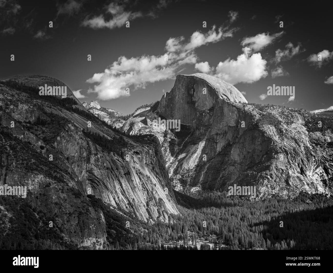 Formation rocheuse demi-dôme noire et blanche dans le parc national de Yosemite, Californie, avec Yosemite Valley au premier plan Banque D'Images