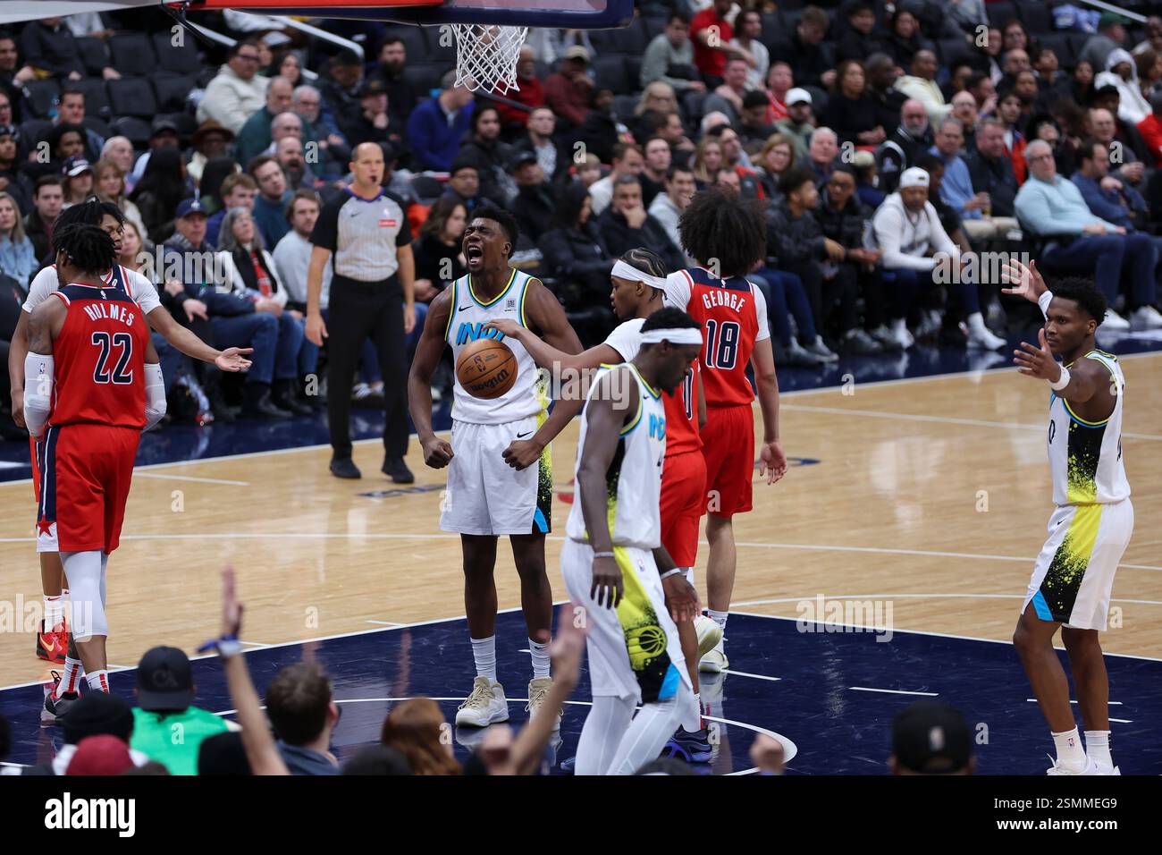 Washington, District de Columbia, États-Unis. 12 février 2025. THOMAS BRYANT #3 des Pacers de l'Indiana célèbre lors de la seconde moitié d'une action NBA contre les Wizards de Washington à Capital One Arena. (Crédit image : © Sabina Shysh/ZUMA Press Wire) USAGE ÉDITORIAL SEULEMENT! Non destiné à UN USAGE commercial ! Banque D'Images