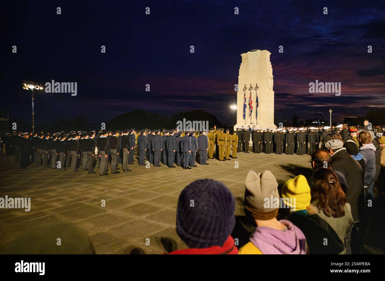 Auckland, Nouvelle-Zélande - avril 25 2024 : foule de gens à Anzac Day Dawn Service. Domaine d'Auckland. Banque D'Images