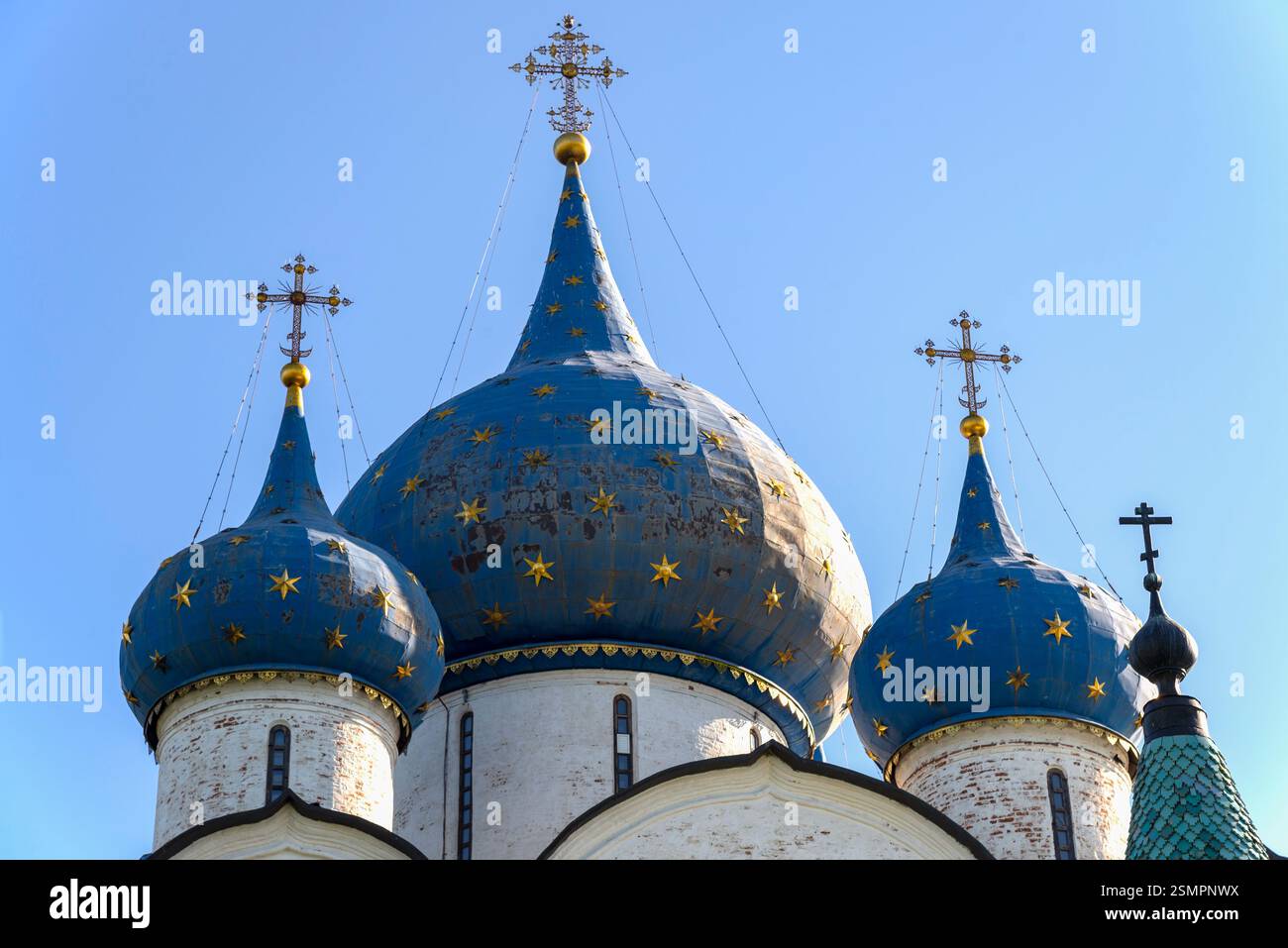 Dômes de l'ancienne cathédrale de la Nativité. Le Kremlin de Souzdal, région de Vladimir. Bague d'or de Russie Banque D'Images