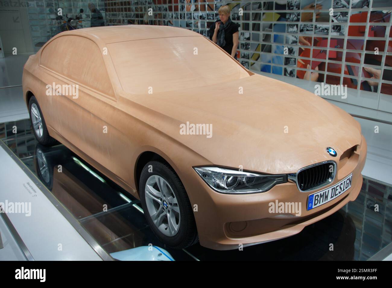 Concept de design de voiture BMW. Un fond noir présente le logo BMW, le lettrage de la série 3 et un modèle en argile F30, représentant la phase de création conceptuelle Banque D'Images
