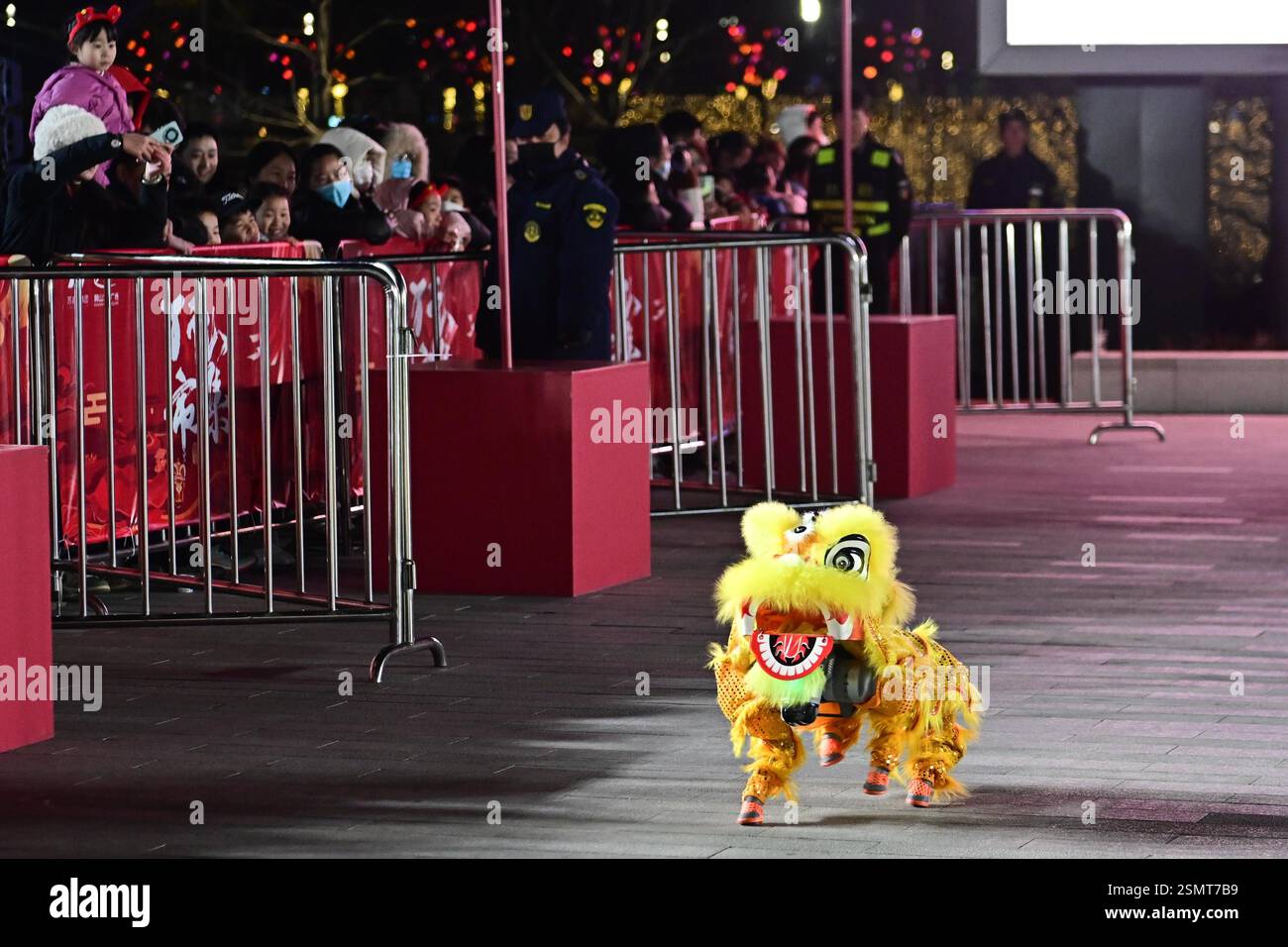 Les chiens robots, avec des décorations en forme de tête de lion, dansent aux côtés de danseurs de lion traditionnels lors d'une célébration du Festival des lanternes dans la ville de Suzhou, Banque D'Images