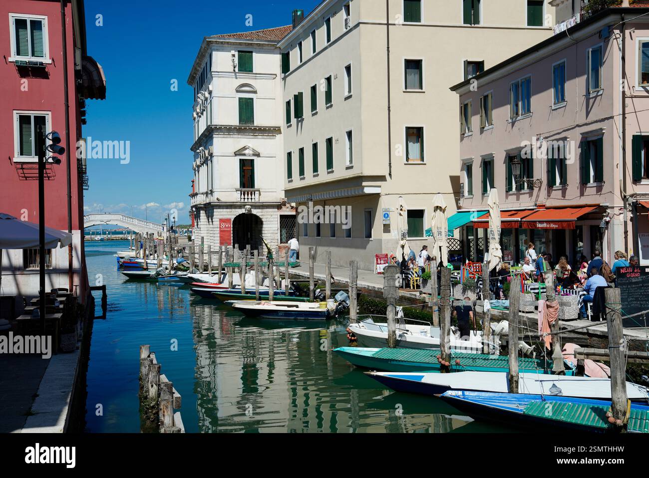 En arrière-plan pont Vigo, canal Vena, ville portuaire, lagune de Venise, Chioggia, Italie Banque D'Images