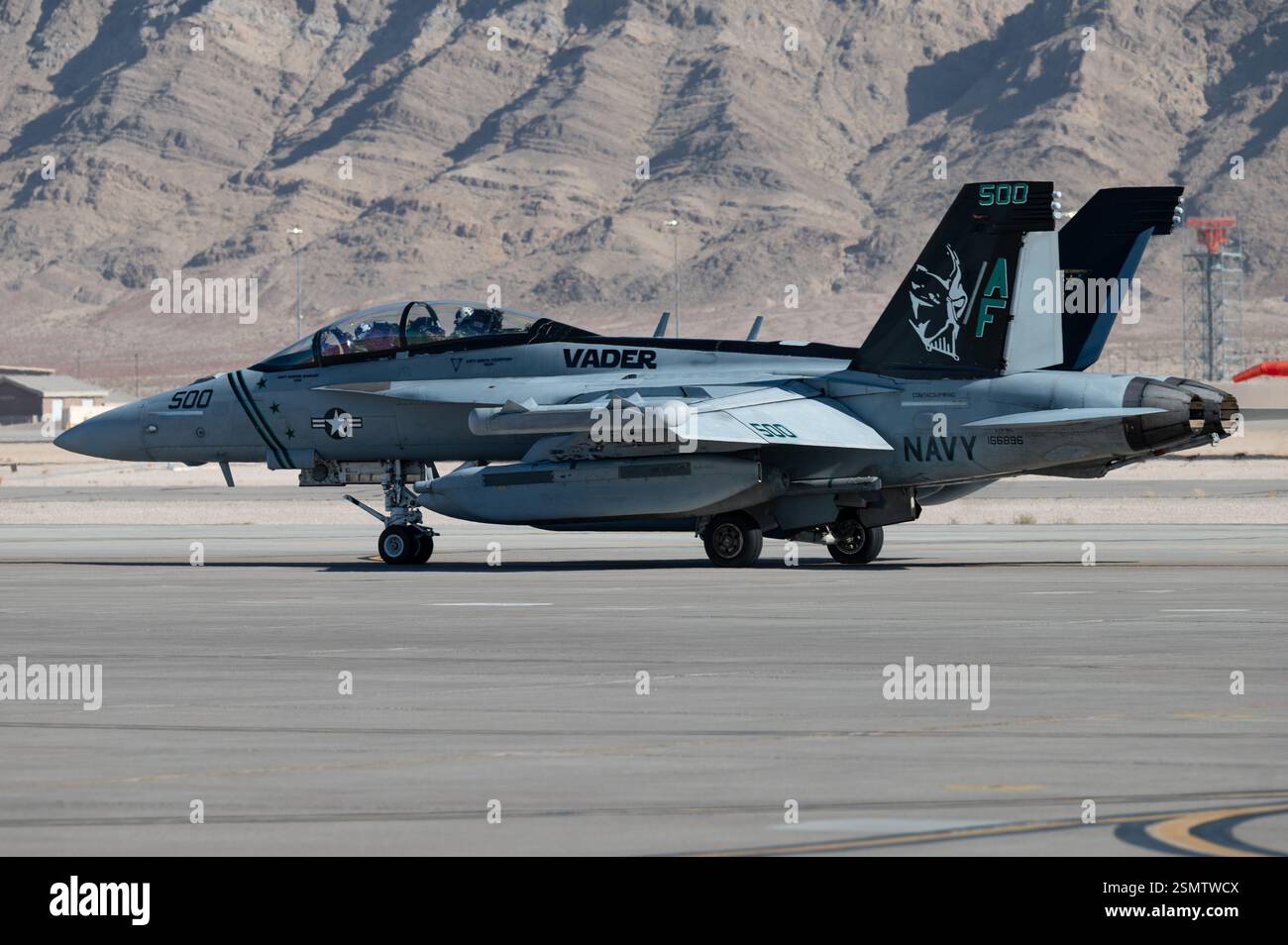 Un EA-18G Growler de l'US Navy affecté à l'Electronic Attack Squadron 209, Naval Air Station Whidbey Island, Washington, taxis pour une mission en soupor Banque D'Images