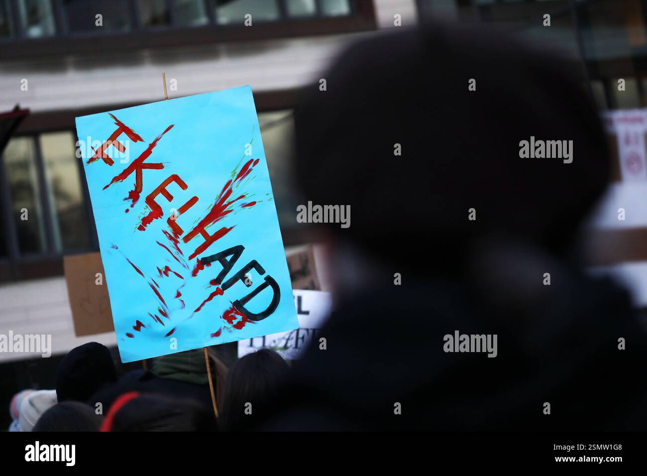 Unter dem Titel - Gemeinsam für Demokratie - nie wieder ist jetzt. - Großdemonstration gegen den Rechtsruck in der Gesellschaft - Demoschild : EKELHAFD ekelhafte AFD - Deutschland, GER, DEU, Allemagne, Marburg, 09.02.2025 - Ein breites Bündnis aus verschiedenen Initiativen hatte in Marburg zu einem bürgerlichen Protest vor dem Erwin-Piscator-Haus Stadthalle aufgerufen. DEM Aufruf der Veranstalter sind nach Angaben der Polizei 14,000 Menschen gefolgt, um gegen rechte Tendenzen und den gesellschaftlichen Rechtsruck in weiten Teilen der Deutschen Bevölkerung zu demonstrieren. Ein weiteres aktuelles Banque D'Images