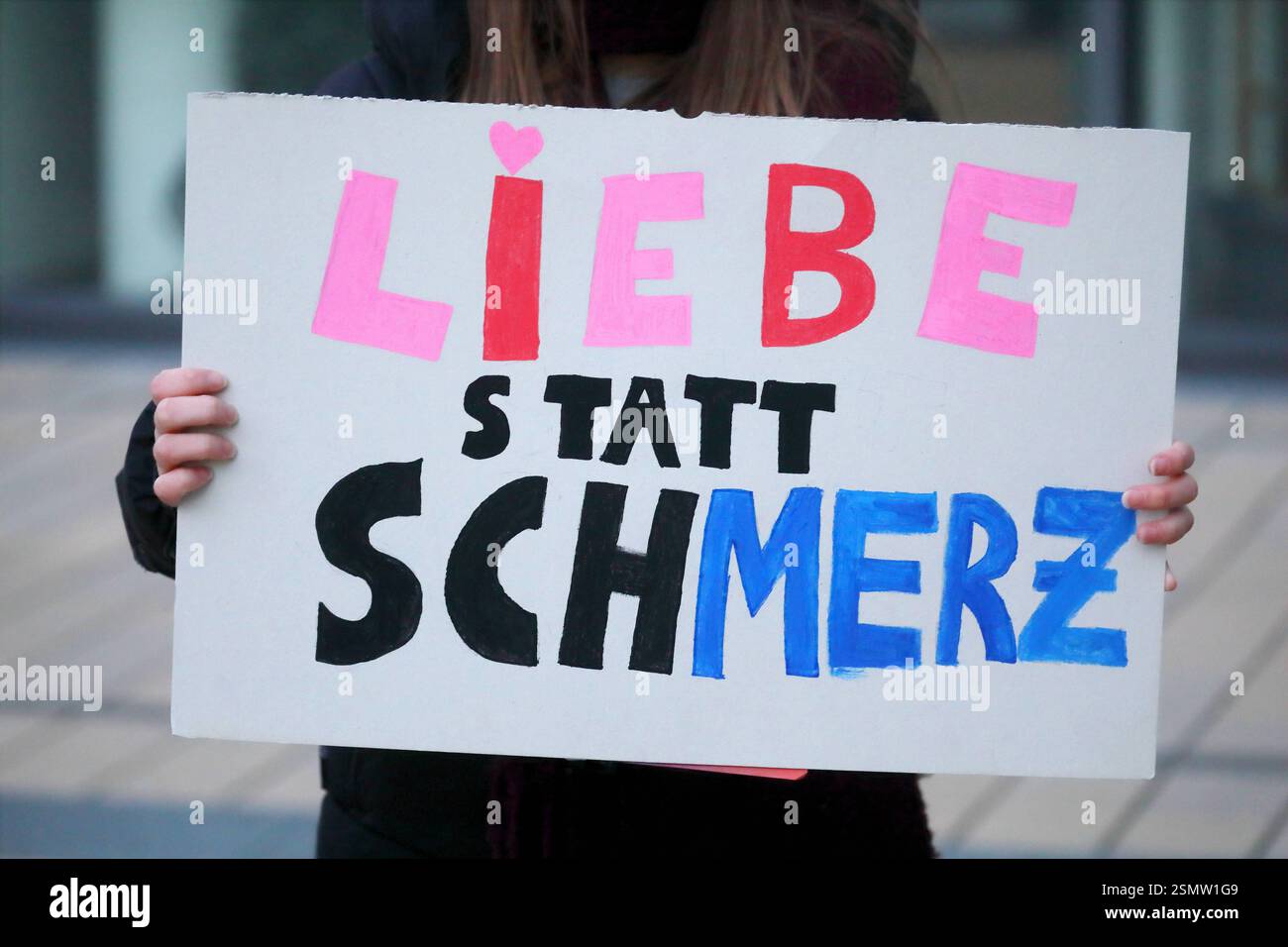 Unter dem Titel - Gemeinsam für Demokratie - nie wieder ist jetzt. - Großdemonstration gegen den Rechtsruck in der Gesellschaft - Demoschild : LIEBE STATT SCHMERZ - Deutschland, GER, DEU, Allemagne, Marburg, 09.02.2025 - Ein breites Bündnis aus verschiedenen Initiativen hatte in Marburg zu einem bürgerlichen Protest vor dem Erwin-Piscator-Haus Stadthalle aufgerufen. DEM Aufruf der Veranstalter sind nach Angaben der Polizei 14,000 Menschen gefolgt, um gegen rechte Tendenzen und den gesellschaftlichen Rechtsruck in weiten Teilen der Deutschen Bevölkerung zu demonstrieren. Ein weiteres aktuelles le Banque D'Images