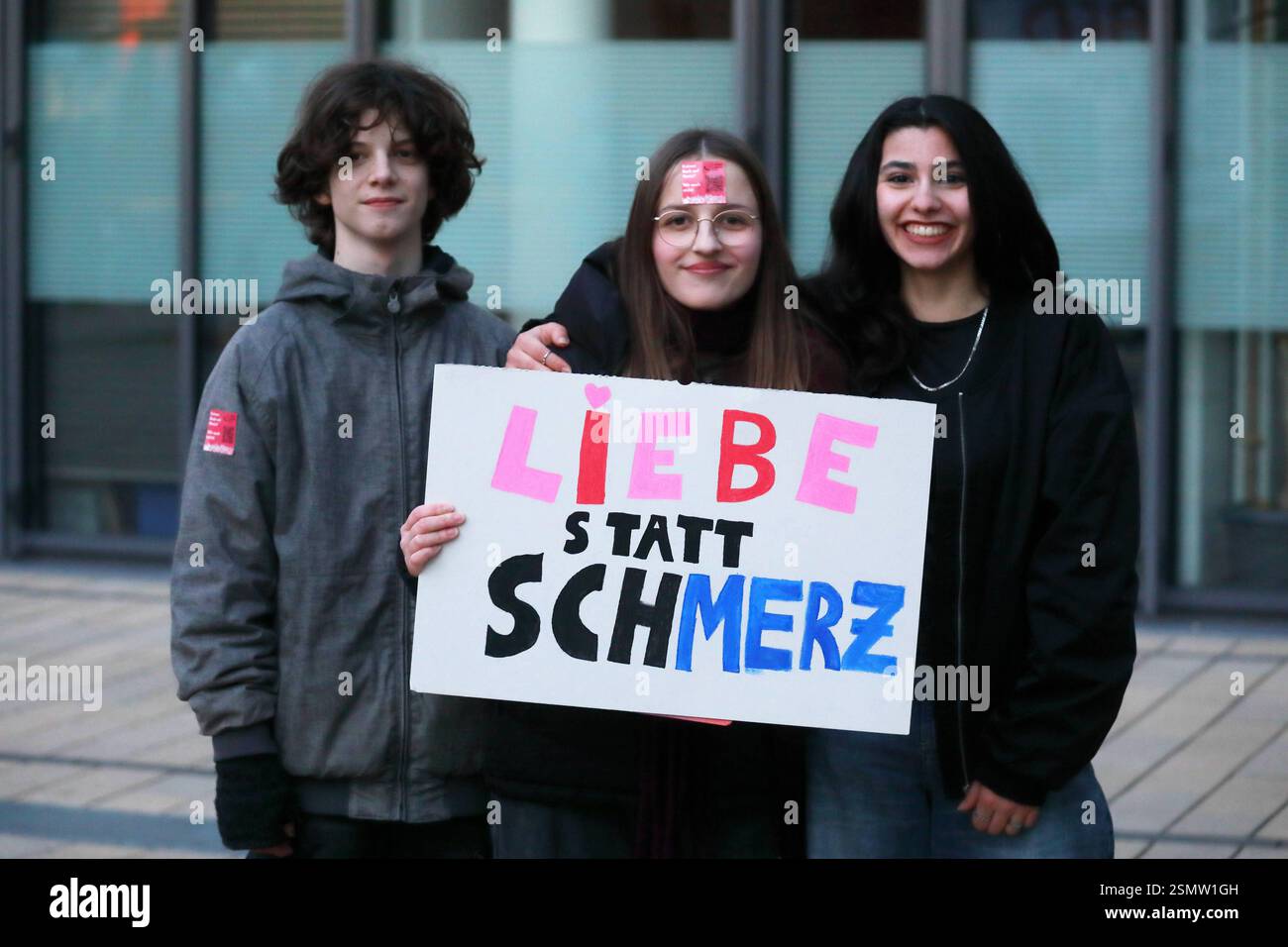 Unter dem Titel - Gemeinsam für Demokratie - nie wieder ist jetzt. - Großdemonstration gegen den Rechtsruck in der Gesellschaft - Demoschild : LIEBE STATT SCHMERZ - Deutschland, GER, DEU, Allemagne, Marburg, 09.02.2025 - Ein breites Bündnis aus verschiedenen Initiativen hatte in Marburg zu einem bürgerlichen Protest vor dem Erwin-Piscator-Haus Stadthalle aufgerufen. DEM Aufruf der Veranstalter sind nach Angaben der Polizei 14,000 Menschen gefolgt, um gegen rechte Tendenzen und den gesellschaftlichen Rechtsruck in weiten Teilen der Deutschen Bevölkerung zu demonstrieren. Ein weiteres aktuelles le Banque D'Images