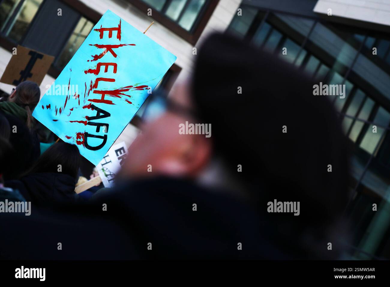 Unter dem Titel - Gemeinsam für Demokratie - nie wieder ist jetzt. - Großdemonstration gegen den Rechtsruck in der Gesellschaft - Demoschild : EKELHAFD ekelhafte AFD - Deutschland, GER, DEU, Allemagne, Marburg, 09.02.2025 - Ein breites Bündnis aus verschiedenen Initiativen hatte in Marburg zu einem bürgerlichen Protest vor dem Erwin-Piscator-Haus Stadthalle aufgerufen. DEM Aufruf der Veranstalter sind nach Angaben der Polizei 14,000 Menschen gefolgt, um gegen rechte Tendenzen und den gesellschaftlichen Rechtsruck in weiten Teilen der Deutschen Bevölkerung zu demonstrieren. Ein weiteres aktuelles Banque D'Images