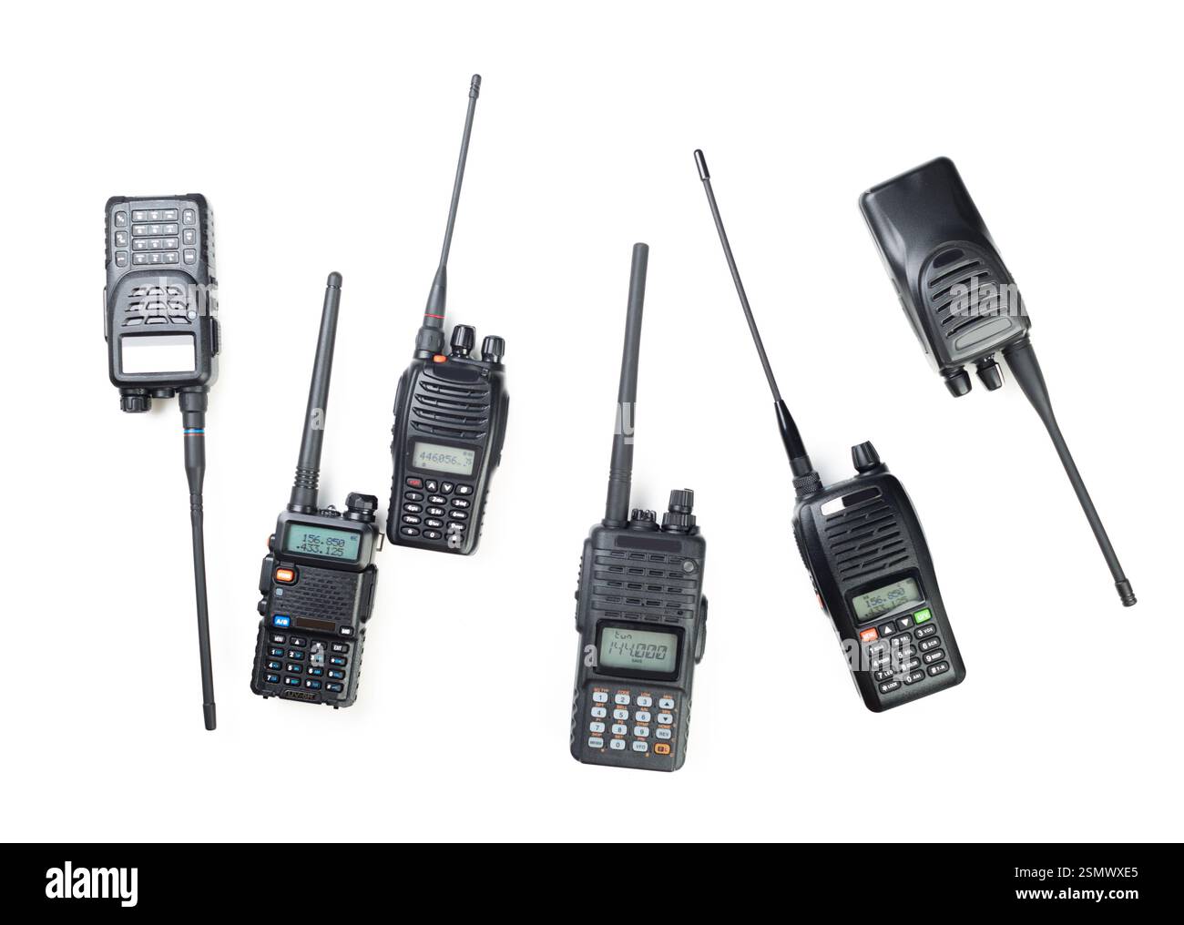 Une variété de radios professionnelles portatives affichées sur une surface blanche pour les besoins de communication Banque D'Images