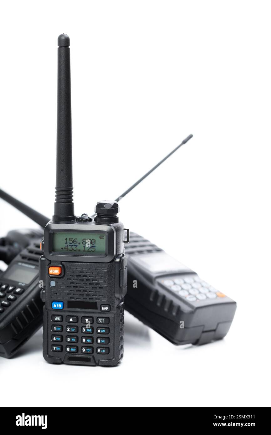 Diverses radios bidirectionnelles sur fond blanc prêtes pour la communication dans les activités de plein air ou les urgences Banque D'Images