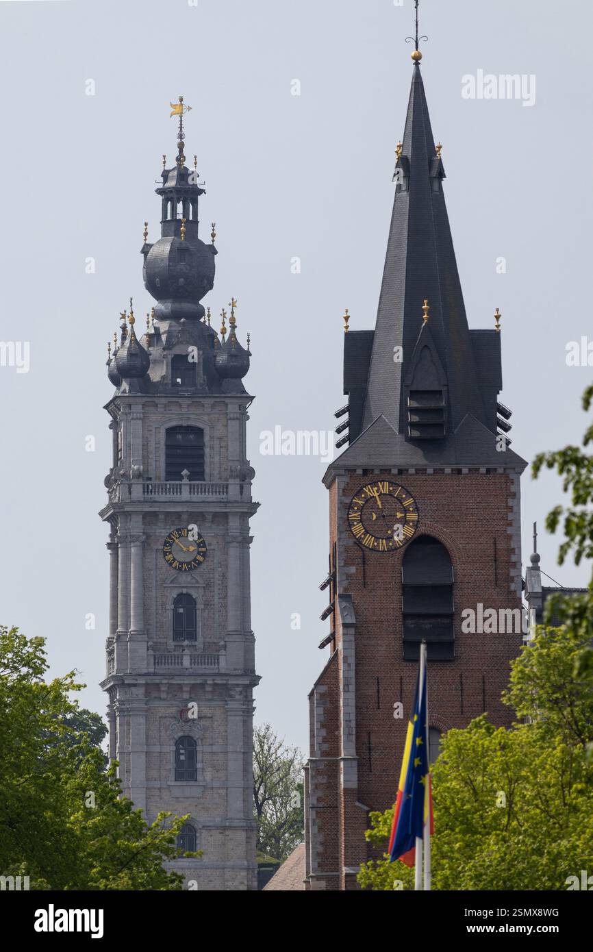 Les deux tours, à gauche du beffroi de Mons, et à droite de l'église Saint-Nicolas-en-Havre à Mons, Hainaut, Belgique. Banque D'Images