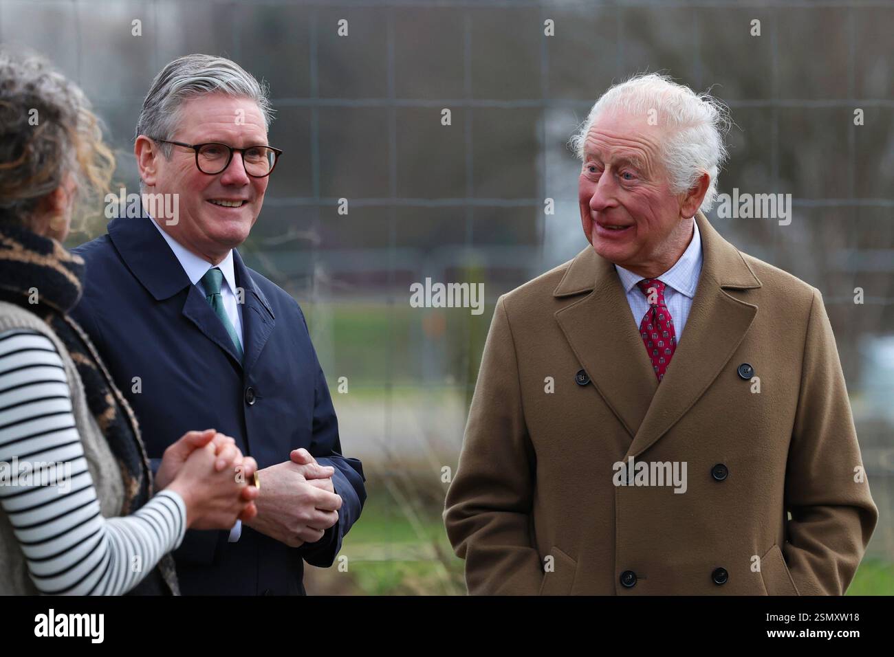 Nansledan, ANGLETERRE, Royaume-Uni - 10 février 2025 - le premier ministre britannique Keir Starmer et la vice-première ministre Angela Rayner rejoignent le roi Charles III Banque D'Images