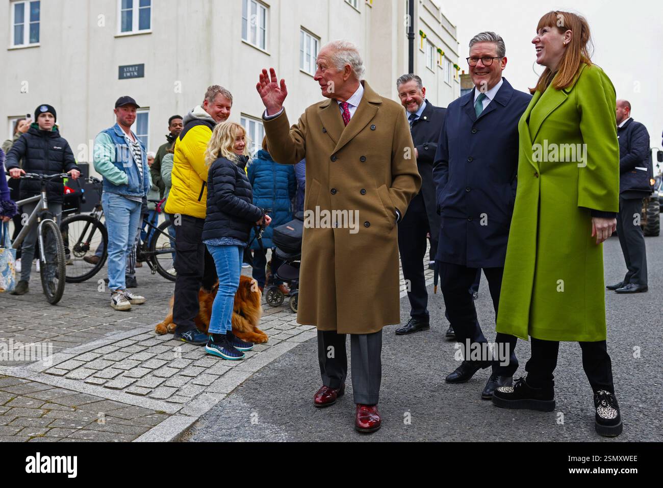 Nansledan, ANGLETERRE, Royaume-Uni - 10 février 2025 - le premier ministre britannique Keir Starmer et la vice-première ministre Angela Rayner rejoignent le roi Charles III Banque D'Images