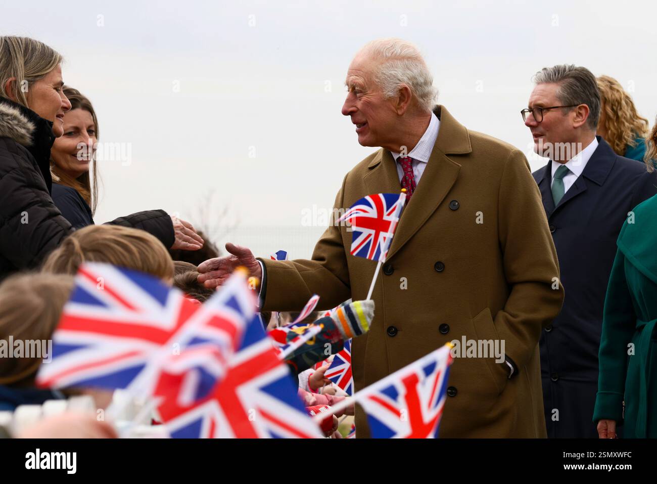 Nansledan, ANGLETERRE, Royaume-Uni - 10 février 2025 - le premier ministre britannique Keir Starmer et la vice-première ministre Angela Rayner rejoignent le roi Charles III Banque D'Images