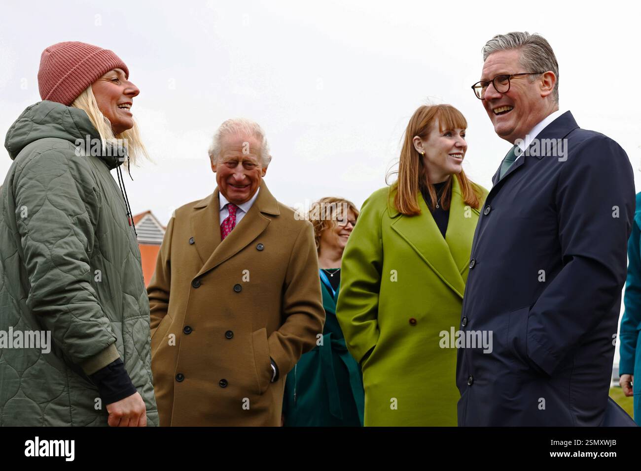 Nansledan, ANGLETERRE, Royaume-Uni - 10 février 2025 - le premier ministre britannique Keir Starmer et la vice-première ministre Angela Rayner rejoignent le roi Charles III Banque D'Images