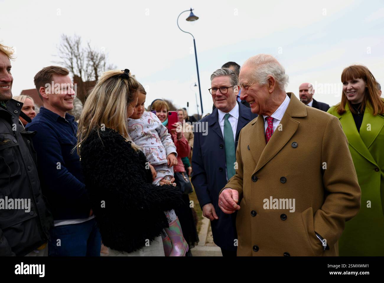Nansledan, ANGLETERRE, Royaume-Uni - 10 février 2025 - le premier ministre britannique Keir Starmer et la vice-première ministre Angela Rayner rejoignent le roi Charles III Banque D'Images
