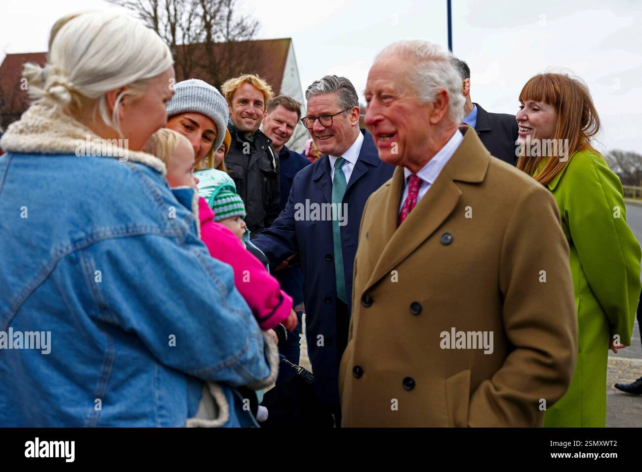 Nansledan, ANGLETERRE, Royaume-Uni - 10 février 2025 - le premier ministre britannique Keir Starmer et la vice-première ministre Angela Rayner rejoignent le roi Charles III Banque D'Images