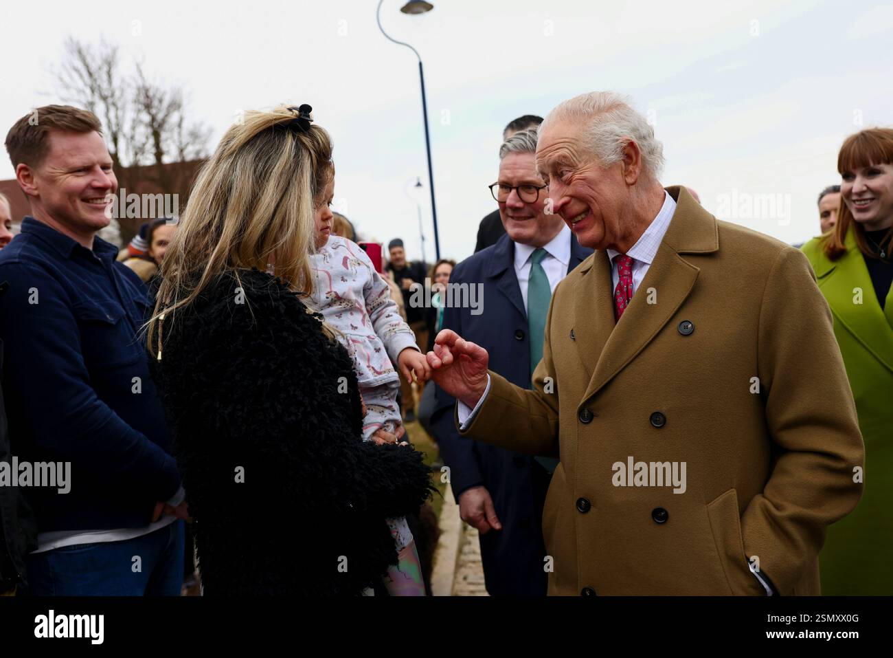 Nansledan, ANGLETERRE, Royaume-Uni - 10 février 2025 - le premier ministre britannique Keir Starmer et la vice-première ministre Angela Rayner rejoignent le roi Charles III Banque D'Images