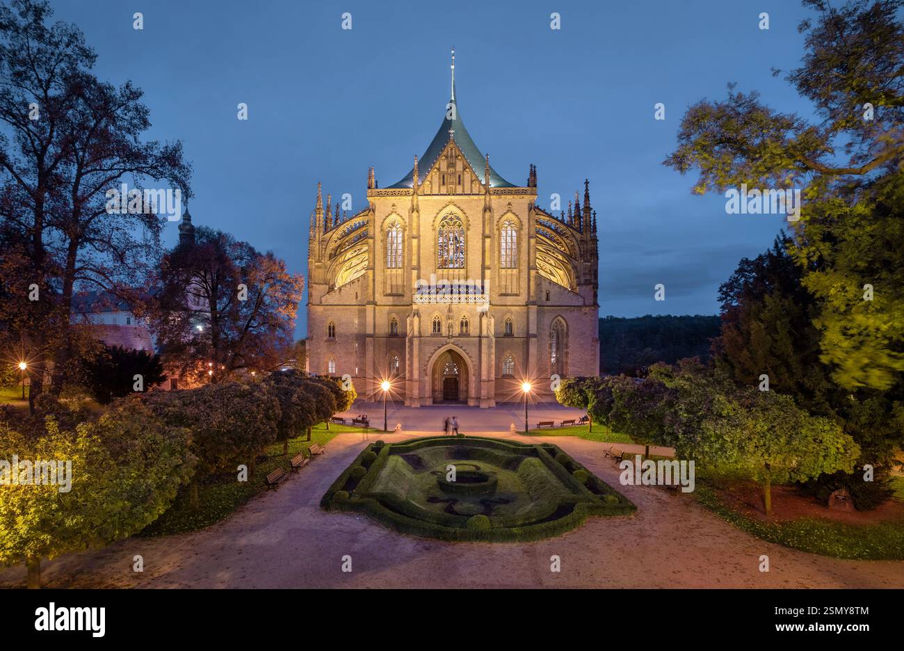 Kutna Hora, Tchéquie. Façade gothique illuminée de l'église St Barbara au crépuscule Banque D'Images