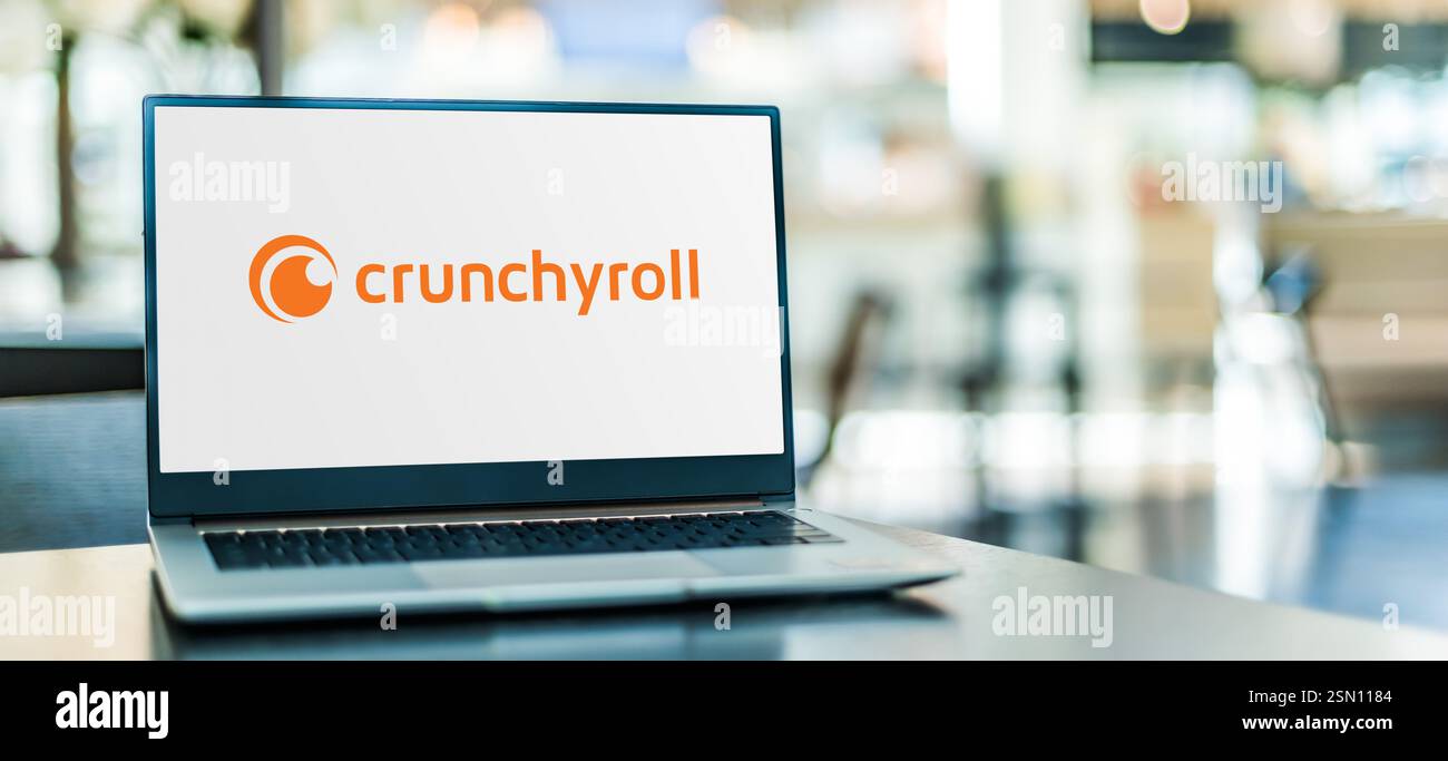 POZNAN, POL - DEC 19, 2024 : ordinateur portable affichant le logo de Crunchyroll Banque D'Images