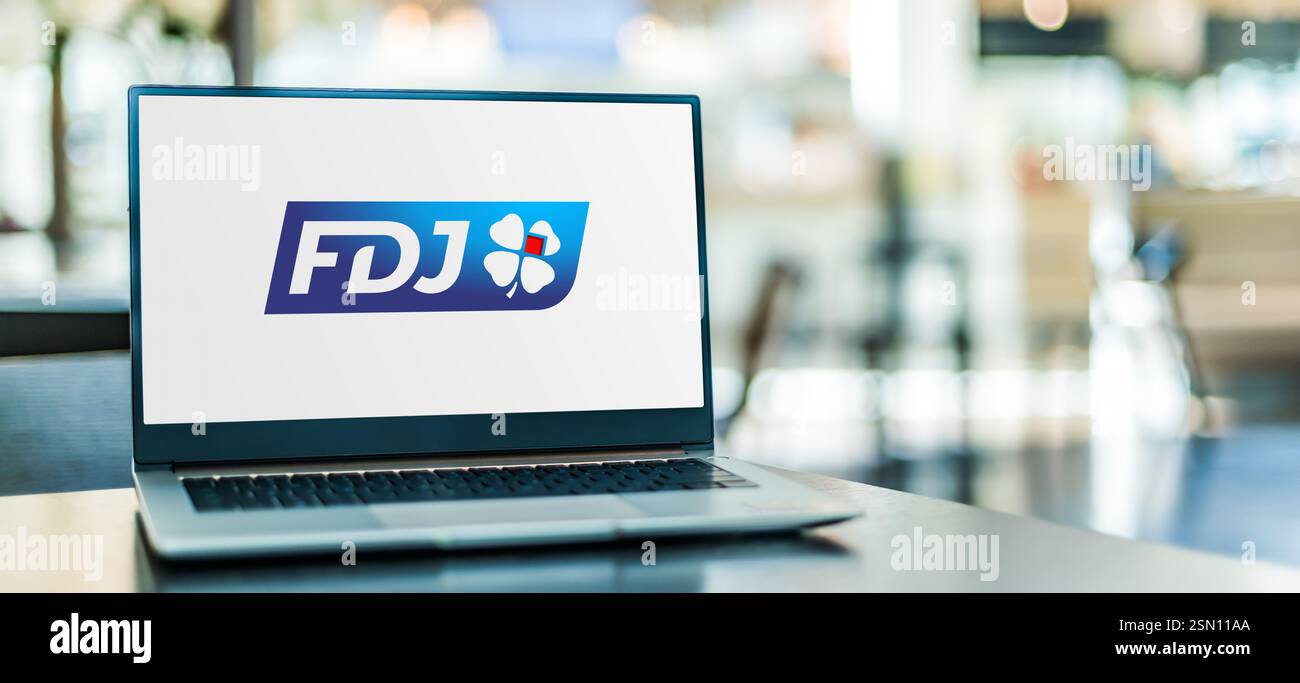 POZNAN, POL - DEC 19, 2024 : ordinateur portable affichant le logo de FDJ Banque D'Images