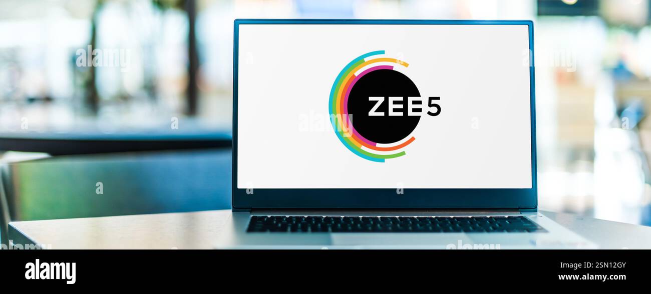 POZNAN, POL - DEC 19, 2024 : ordinateur portable affichant le logo de ZEE5. Banque D'Images