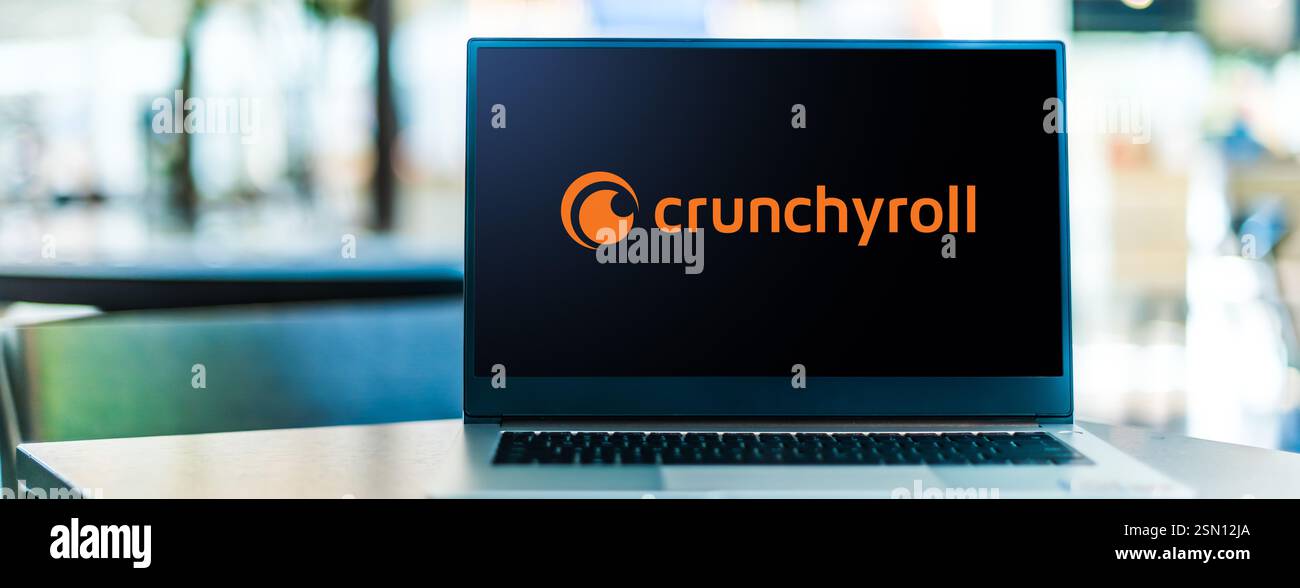 POZNAN, POL - DEC 19, 2024 : ordinateur portable affichant le logo de Crunchyroll Banque D'Images